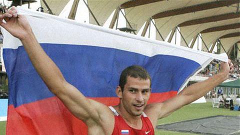 Der Russe Aleksey Drozdov feiert seinen Sieg bei der Leichtathletik-EM U23 im Decathlon in Erfurt 2005 mit russischer Fahne