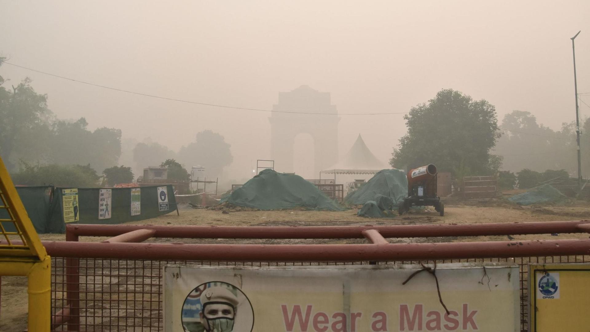 Neu Delhi: Das India Gate ist im Smog hinter einer Baustelle nur schwach zu sehen.