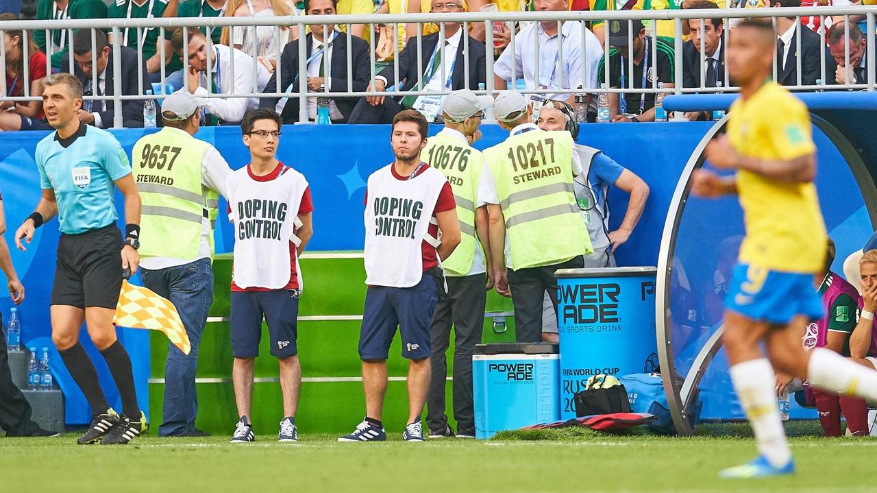 Dopingkontrolleure beim Achtelfinale zwischen Brasilien und Mexiko bei der Fußball-WM in Russland (Samara).