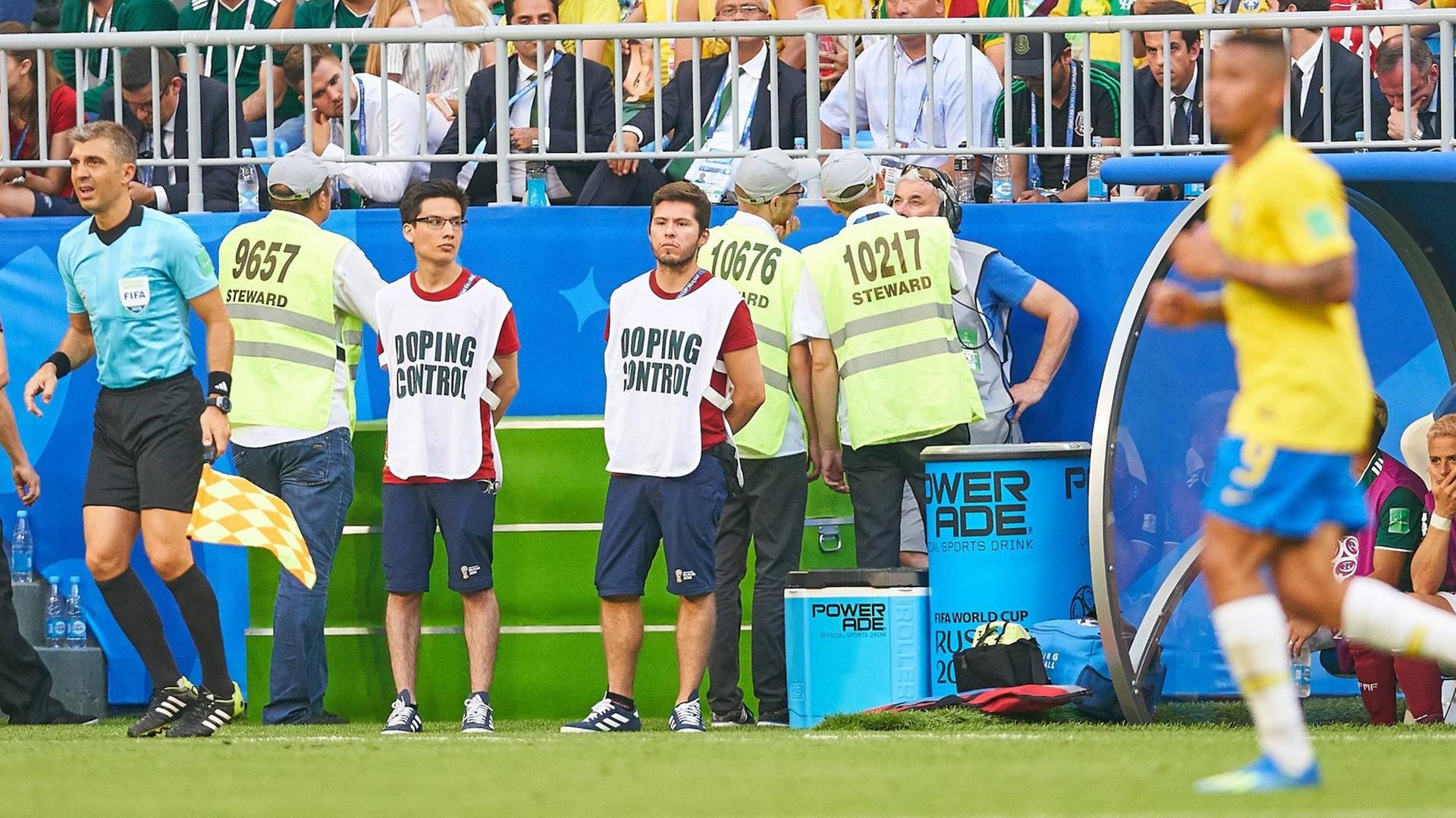 Dopingkontrolleure beim Achtelfinale zwischen Brasilien und Mexiko bei der Fußball-WM in Russland (Samara).