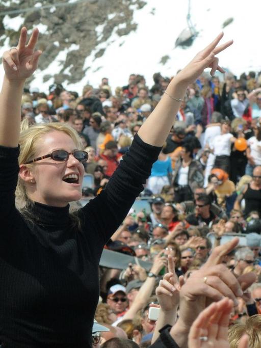 In Ischgl kommen regelmäßig Zehntausende Fans zu Konzerten von Weltstars in großer Höhe, hier beim Elten-John-Konzert im Mai 2008