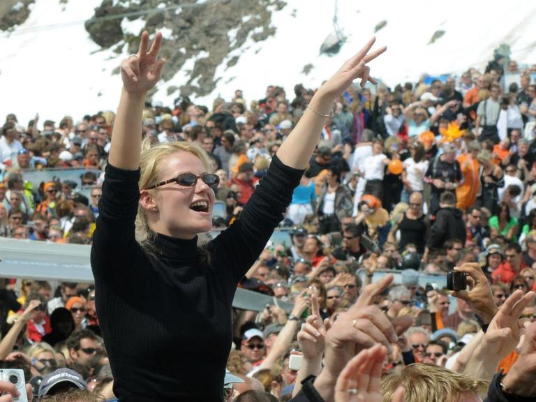 In Ischgl kommen regelmäßig Zehntausende Fans zu Konzerten von Weltstars in großer Höhe, hier beim Elten-John-Konzert im Mai 2008