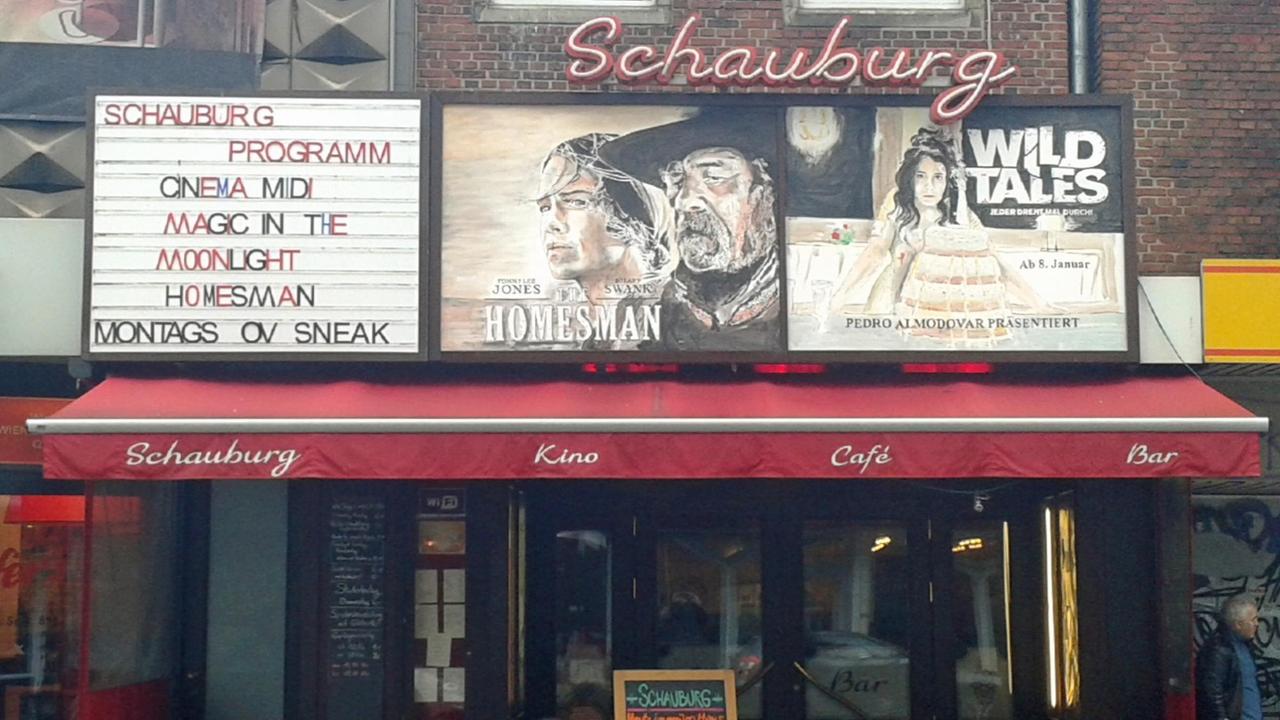 Von Katrin Wulfers handgemalte Filmplakate zu den Filmen "Homesman" und "Wild Tales" am Bremer Kino Schauburg