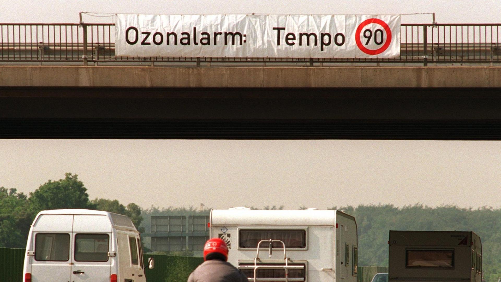 Ozonalarm auf der A5: Am Vorabend war in Hessen an sieben Meßstellen der Wert von 215 Mikrogramm pro Kubikmeter Luft gemessen worden