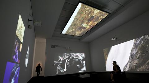 Fachbesucher schauen sich im Raum "Das Pluriversum der Bilder" am 14.09.2017 im Folkwang Museum in Essen (Nordrhein-Westfalen) Filme von Alexander Kluge an.