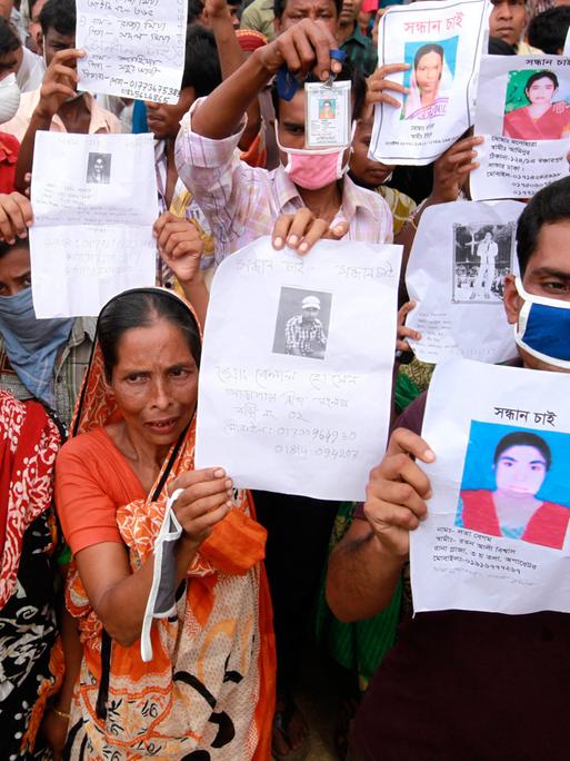 Nach dem Einsturz einer Textilfabrik: Demonstranten zeigen Fotos ihrer toten oder vermissten Verwandten in Savar, Bangladesch.