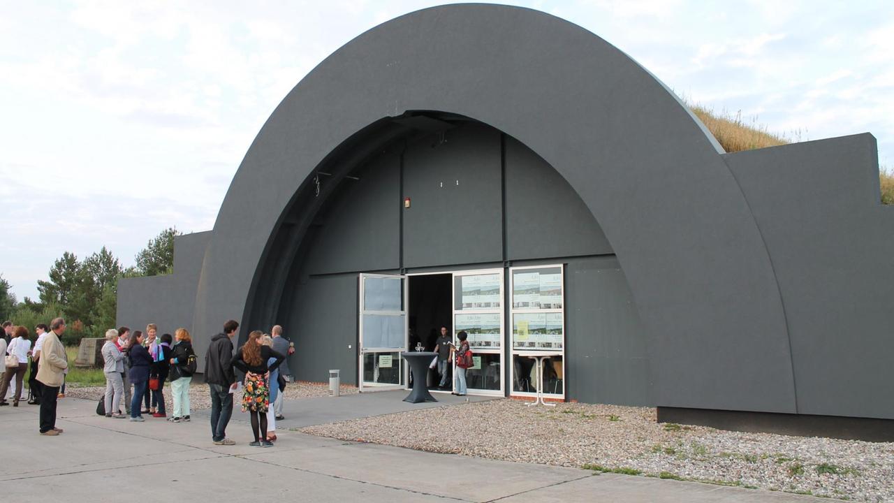 Ein Blick auf den Eingang des Hangar, der als Halbrund auf dem Flughafengelände liegt.