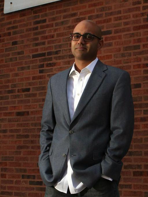 Ayad Akhtar, New Yorker Autor, vor dem American Theater in Chicago, 2012