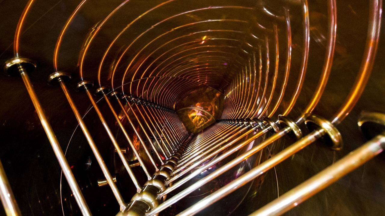 Blick in das Innere eines verkupferten, röhrenförmigen "Unilateral-Beschleunigers" (Unilateral Accelerator), von Physikern schlicht UNILAC genannt