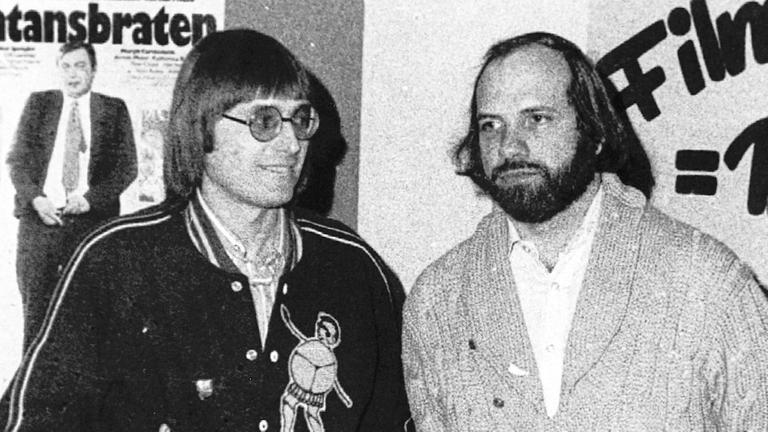 Das Foto aus dem Jahr 1976 zeigt den Begründer der Hofer Filmtage, Hans Badewitz (l), mit dem Regisseur Brian de Palma.