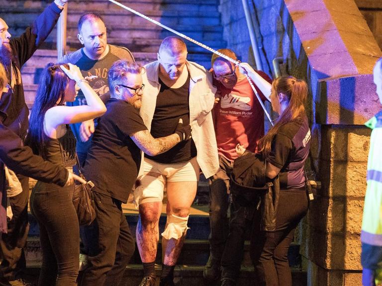 Notfallhelfer helfen Verletzten nach dem Attentat auf die Manchester Arena am 22. Mai 2017
