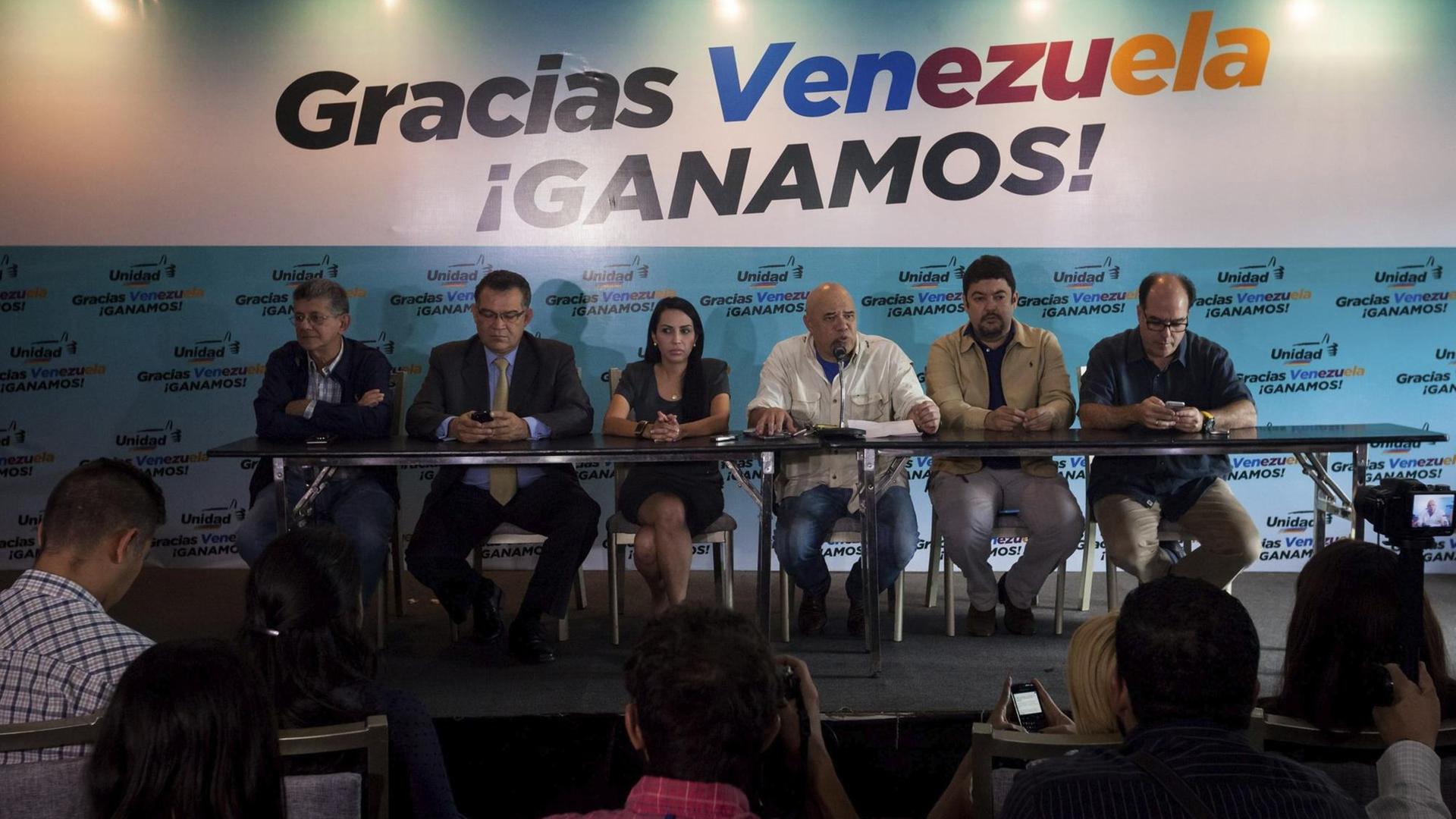 Neu gewählte venezolanische Abgeordnete des siegreichen Bündnisses Tisch der Demokratischen Einheit und ein Anwalt inhaftierter Oppositionspolitiker auf einer Pressekonferenz in Caracas.