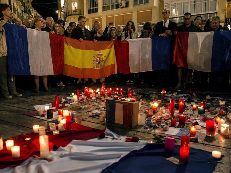Hunderte Menschen zeigen sich in Madrid solidarisch mit Frankreich