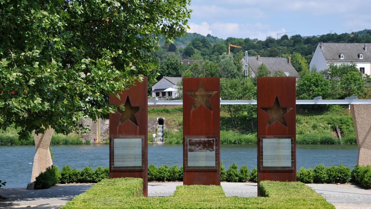 Denkmal der Unterzeichnung des Schengener Abkommens. Das Denkmal befindet sich in Schengen auf der Mosel-Esplanade.Nachbarorte sind Perl (Deutschland) und Apach (Frankreich).