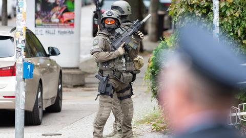 Einsatzkräfte vom SEK sichern die Umgebung. Bei Schüssen sind nach ersten Erkenntnissen zwei Menschen getötet worden.