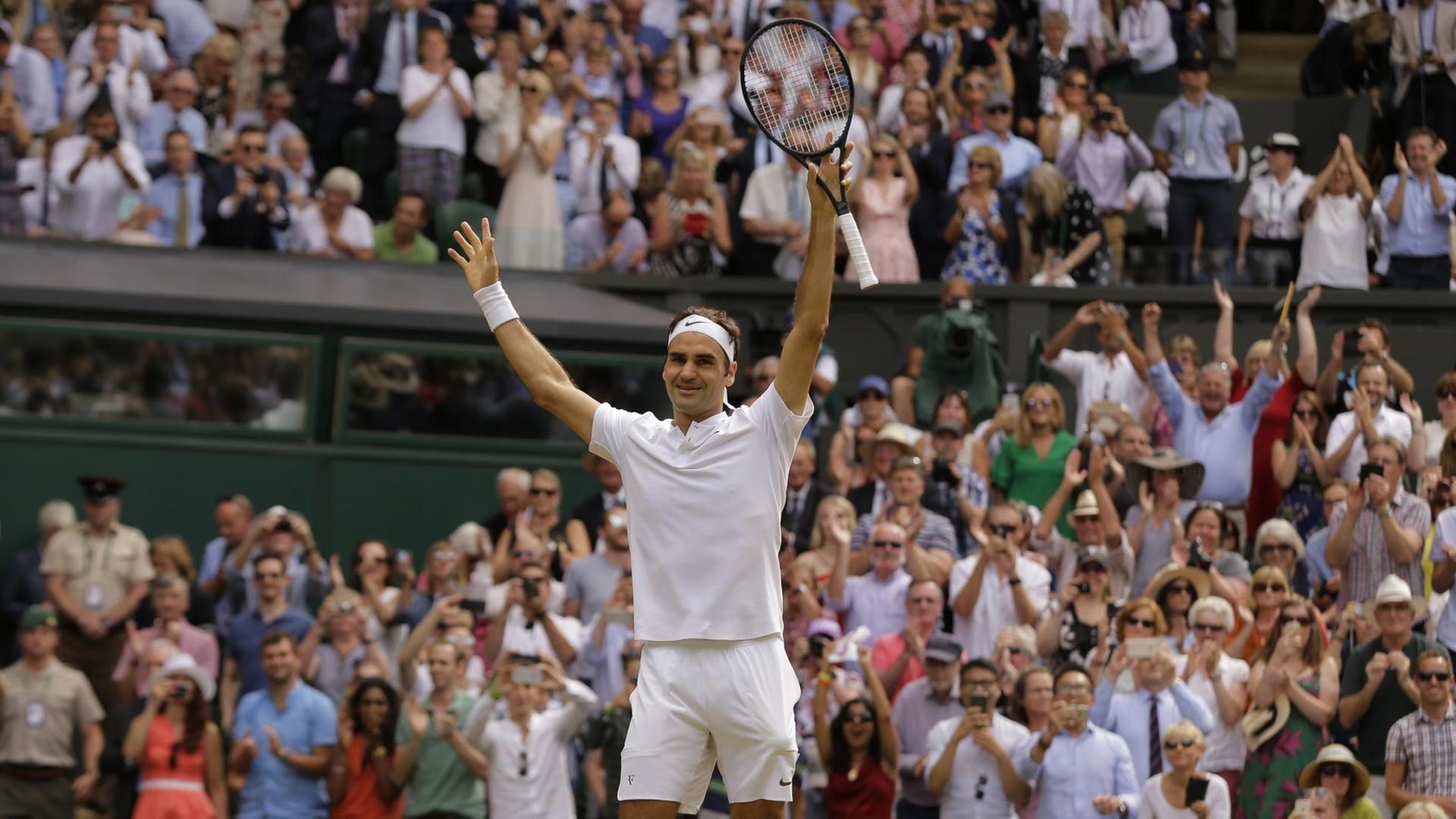 Der Schweizer Tennisspieler Roger Federer jubelt nach seinem achten Sieg in Wimbledon.
