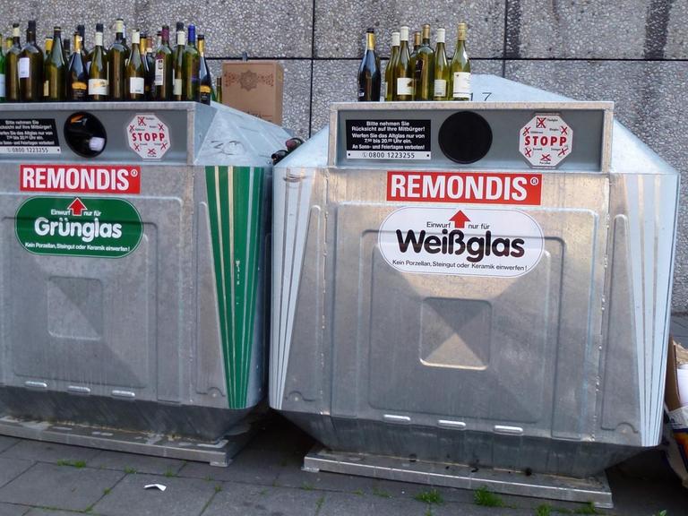 Leere Flaschen stehen auf überfüllten Altglascontainern, aufgenommen am 06.04.2014 in Köln.