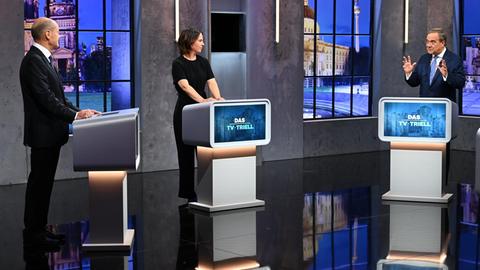 Die Spitzenkandidaten und die -kandidatin der jeweiligen Parteien für die Bundestagswahl beim dritten TV-Triell: Olaf Scholz (SPD) (l-r), Annalena Baerbock (Bündnis 90/Die Grünen) und Armin Laschet (CDU/CSU)