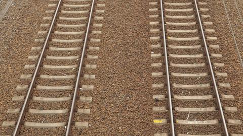 Zwei leere Gleise der Deutschen Bahn