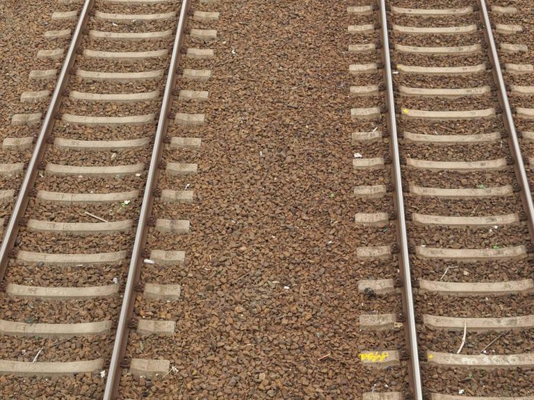 Zwei leere Gleise der Deutschen Bahn