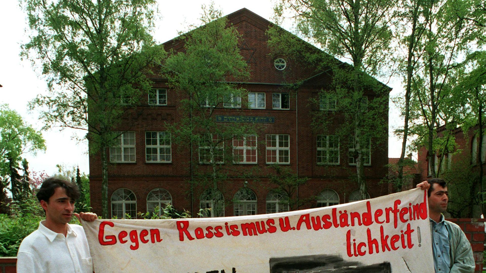 Ausländische Mitbürger zeigen vor der Synagoge Lübeck ein Transparent gegen Rassismus und Ausländerfeindlichkeit.