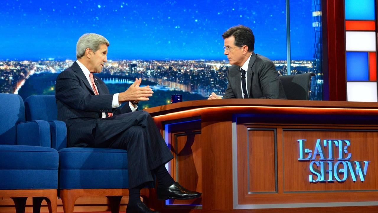 Stephen Colbert spricht auf der Bühne der "Late Show" mit dem damaligen US-Außenminister John Kerry