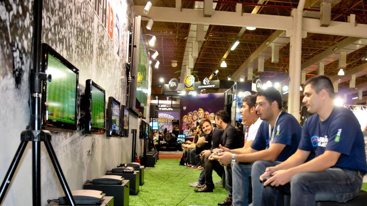 Das Foto zeigt Spieler, die FIFA-E-Sports spielen.