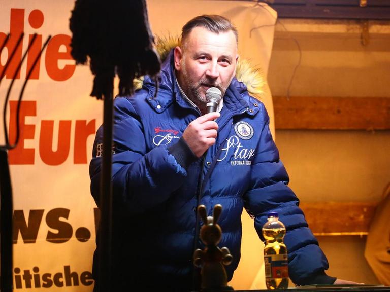 Lutz Bachmann spricht bei der Pediga-Kundgebung am 14. März 2016 in Dresden.