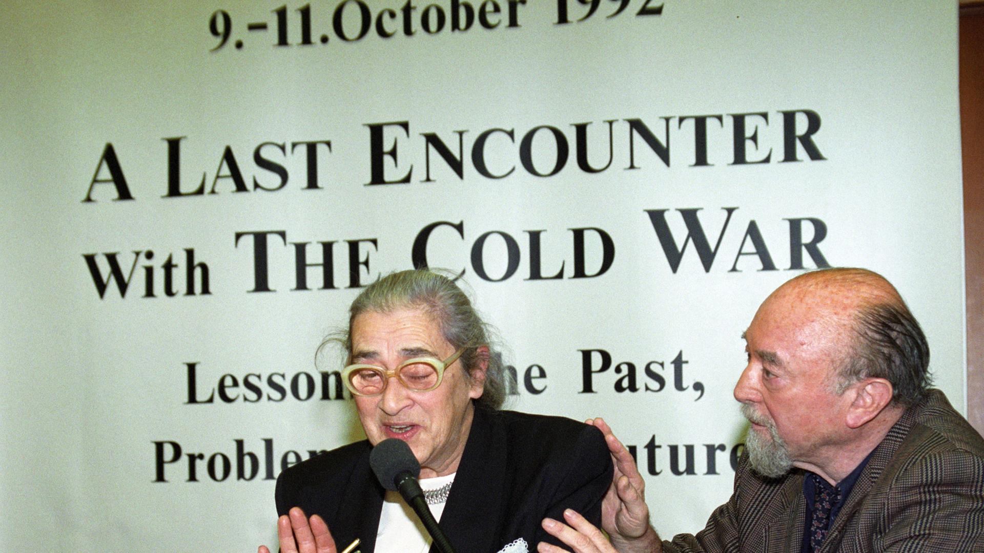 Die Witwe des sowjetischen Nobelpreisträgers Andrej Sacharow, Elena Bonner, und der US-Publizist Melvin Lasky, nehmen am Abend des 09.10.1992 im Reichstagsgebäude in Berlin an der Eröffnung einer dreitägigen Konferenz über den Kalten Krieg teil.