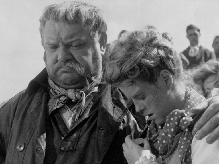 Der Schauspieler Heinrich George und die Schauspielerin Kristina Soederbaum in dem NS-Propagandafilm "Kolberg" von 1945. Ein älterer Mann drückt eine jungere Frau.
