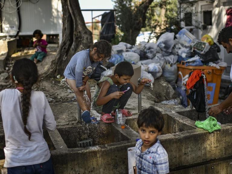 Flüchtlinge im Aufnahmelager Moria auf der griechischen Insel Lesbos