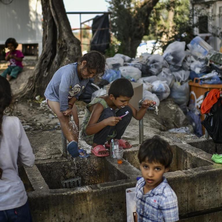 Flüchtlinge im Aufnahmelager Moria auf der griechischen Insel Lesbos