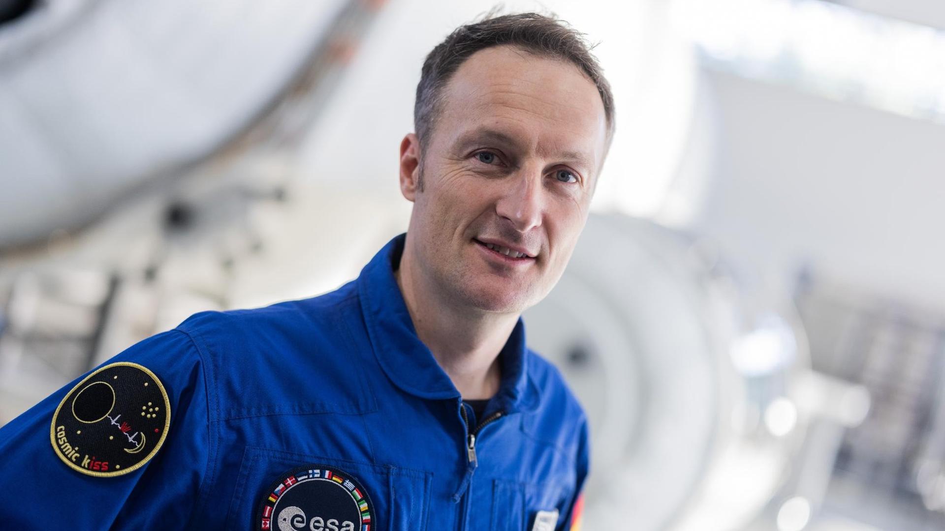 Matthias Maurer, deutscher Astronaut, steht vor einer Pressekonferenz im Europäischen Astronautenzentrum (EAC) der ESA vor seinem Start der Mission "cosmic kiss" zur Internationalen Raumstation ISS in der Trainingshalle. Der gebürtige Saarländer wird der erste deutsche Astronaut sein, der an Bord einer SpaceX-Raumkapsel des kommerziellen Nasa-Crew-Programms zur ISS fliegt.