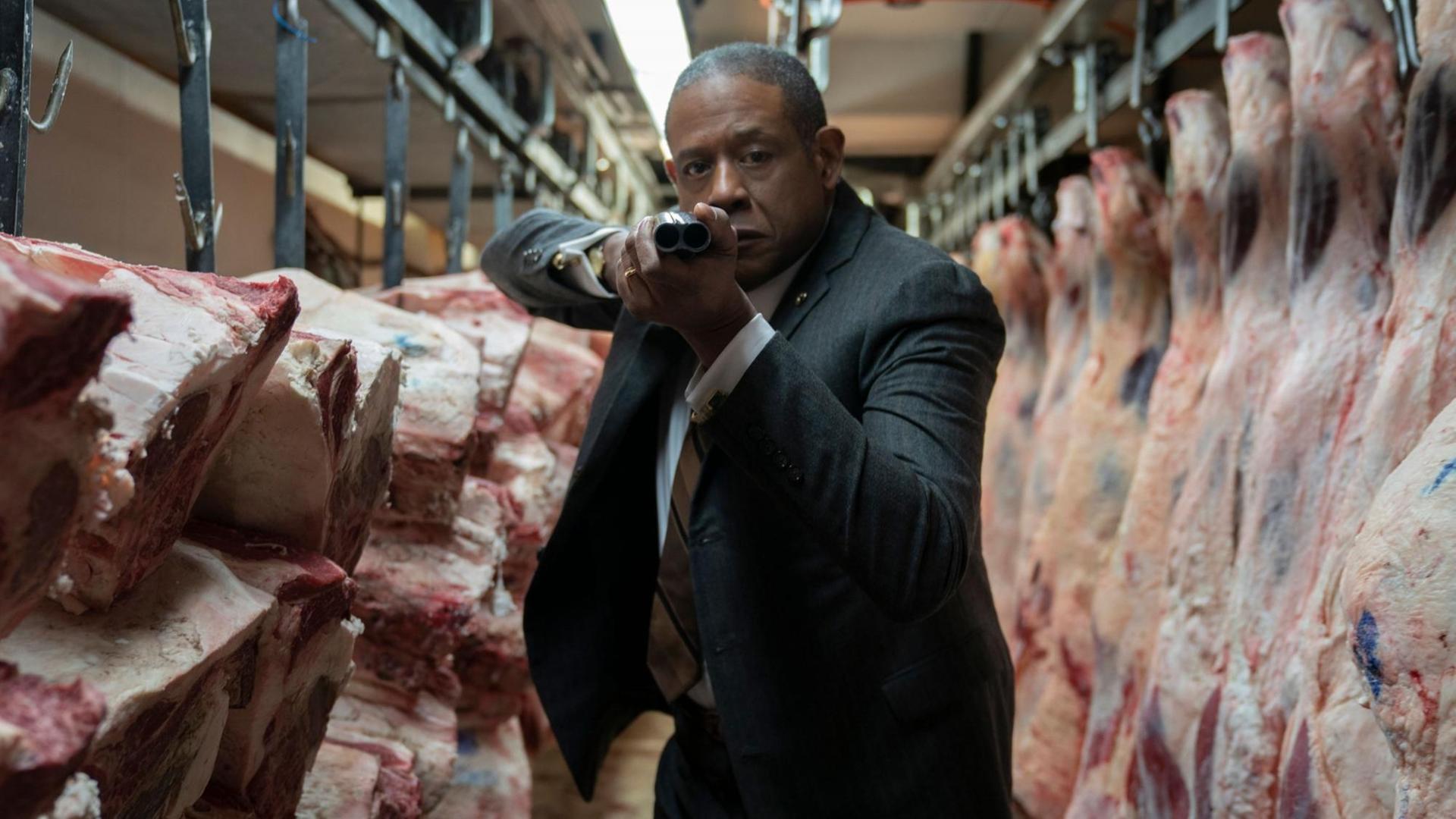 Szene aus der Serie "Godfather of Harlem": Forest Whitaker (als Bumpy Johnson) steht mit angelegter Waffe in einem Schlachthaus.