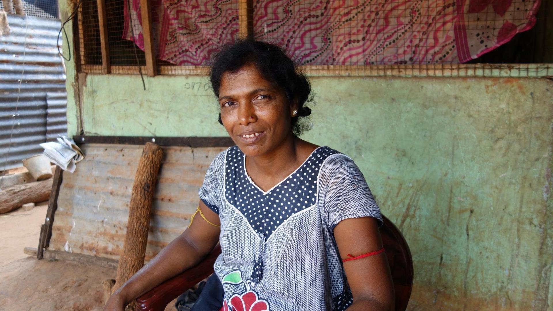 Seit 24 Jahren lebt die Tamilin Kirusa Judeson in einem Vertriebenencamp in Jaffna. Sie hat angst ihre Tochter allein zur Schule zu schicken, sagt sie