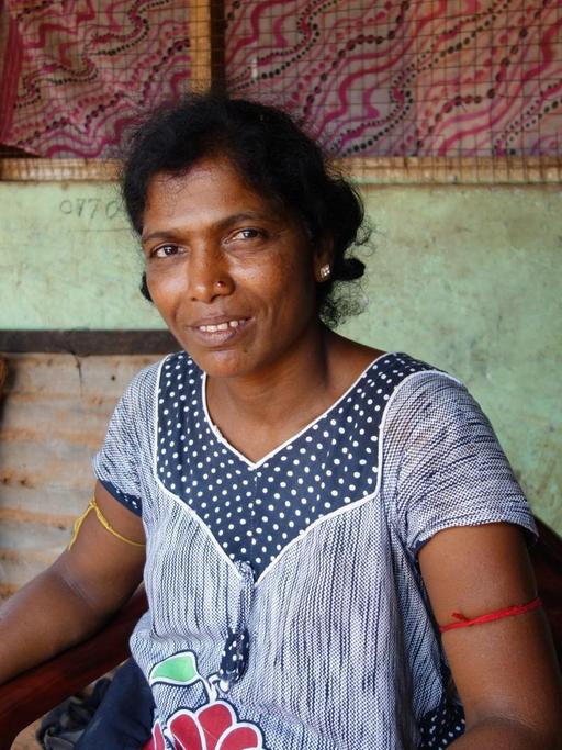 Seit 24 Jahren lebt die Tamilin Kirusa Judeson in einem Vertriebenencamp in Jaffna. Sie hat angst ihre Tochter allein zur Schule zu schicken, sagt sie