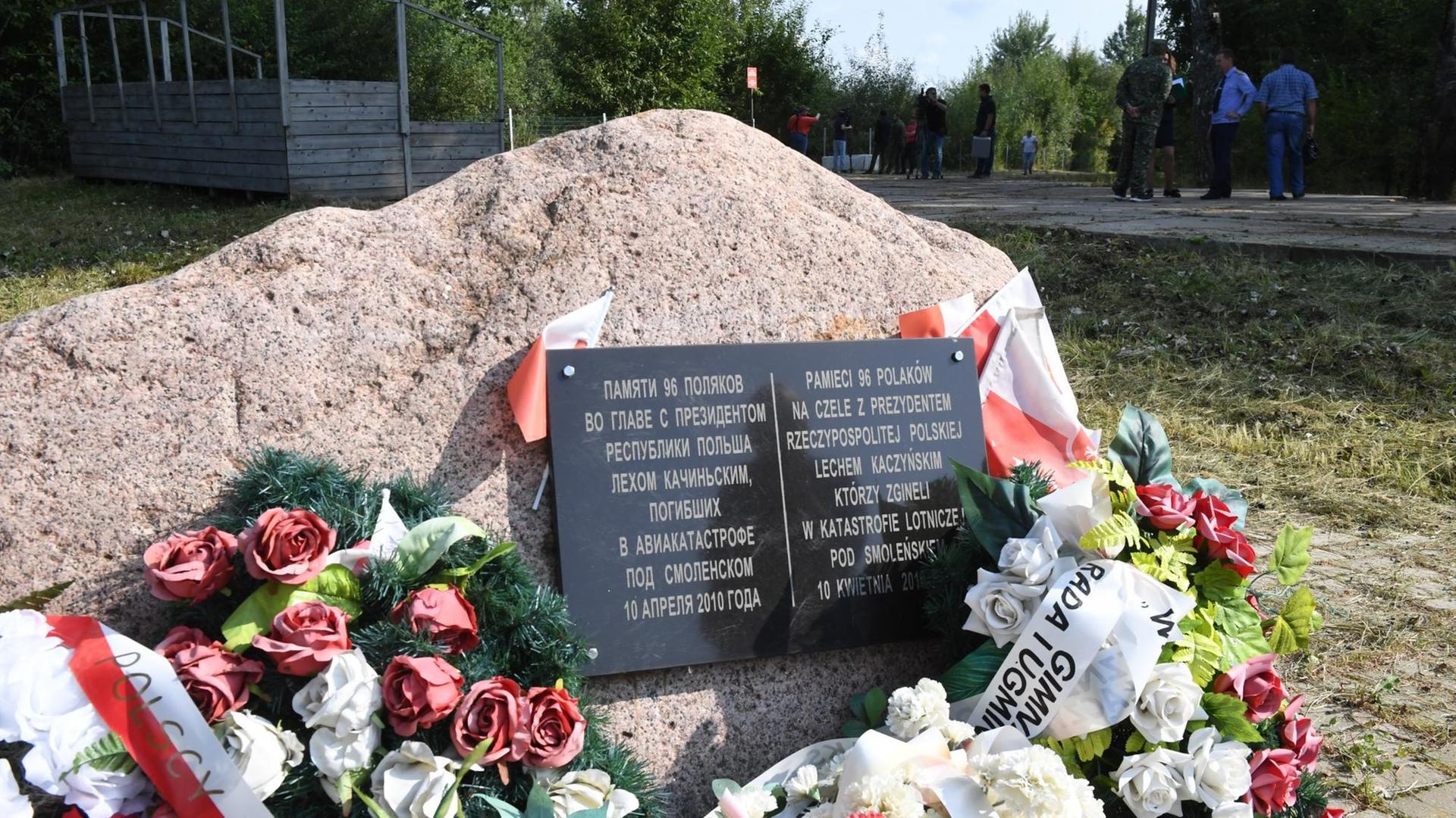 Ein Gedenkstein für die Opfer des Absturzes am Ort des Absturzes in Smolensk.
