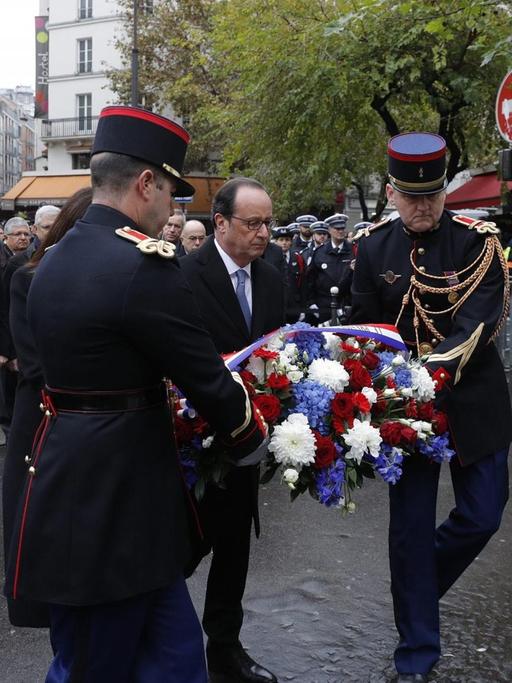 Ein Jahr nach den Anschlägen in Paris legt der französische Präsident Hollande in der Nähe des Cafés 'A La Bonne Biere' einen Kranz nieder.