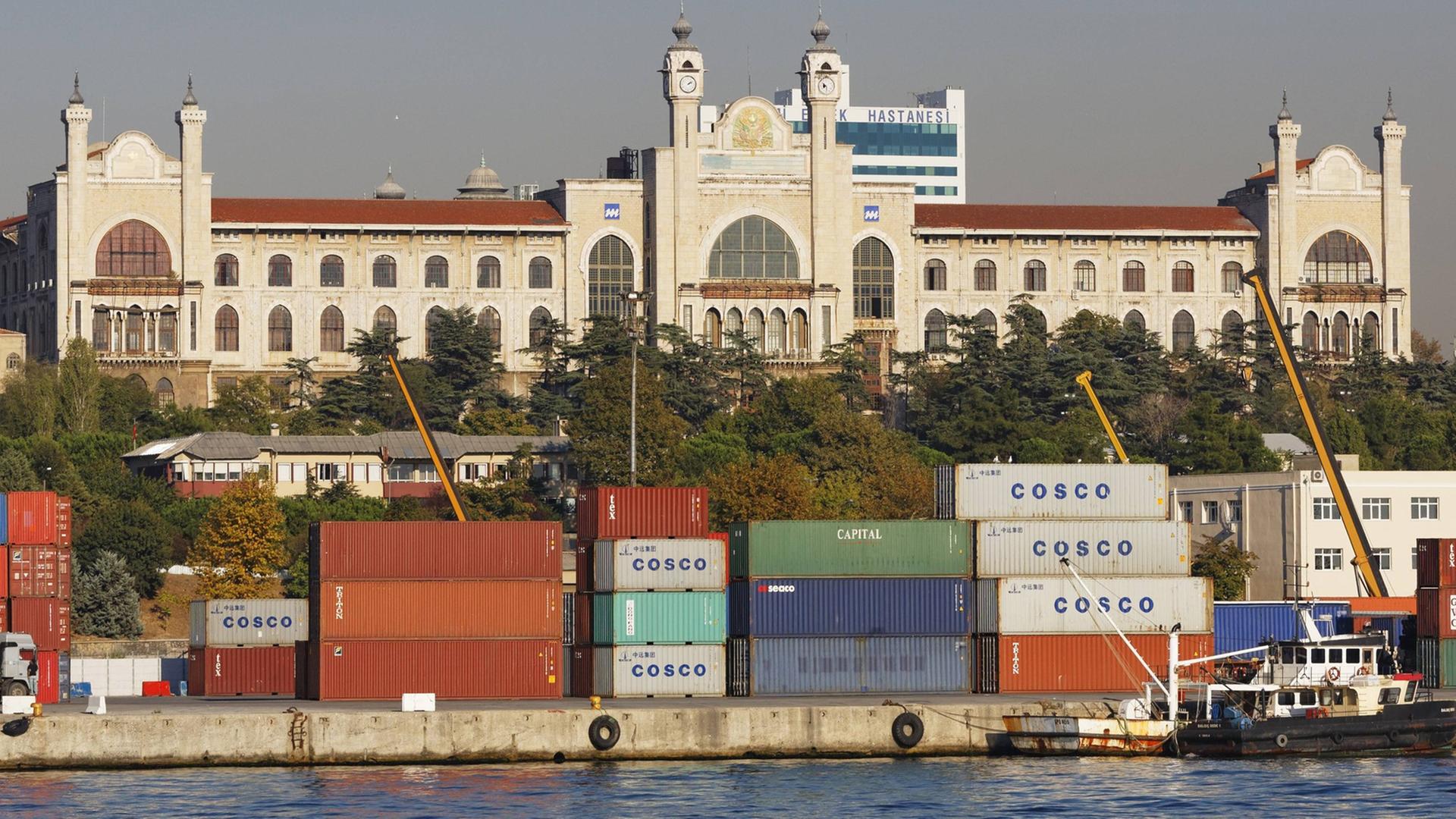 Blick auf die Marmara-Universität in Istanbul. Im Vordergrund liegt der Hafen mit Containern.