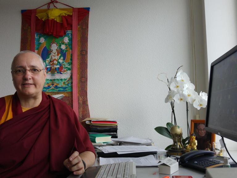 Seit mehr als 30 Jahren setzt sich die tibetische Nonne Carola Roloff für die volle Nonnenordination ein - an der Hamburger Universität analysiert sie die alten Quellen.