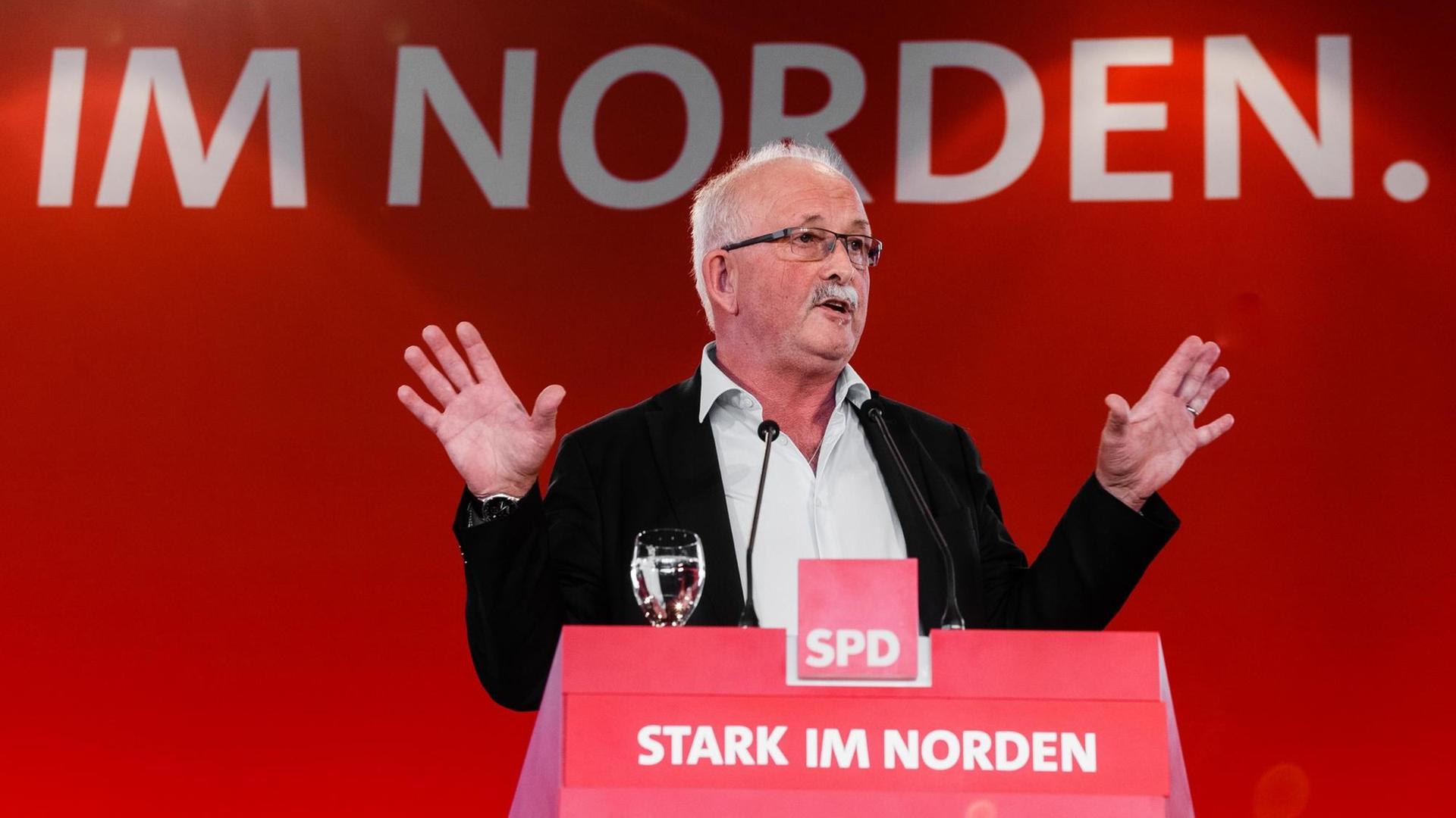 Udo Bullmann (SPD) an einem Rednerpult der SPD. 