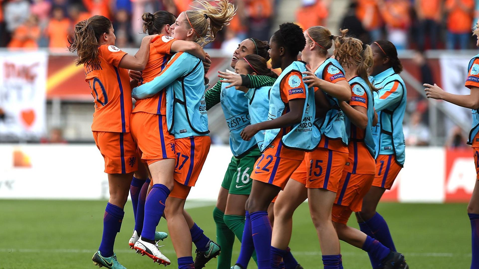 Die niederländische Mannschaft jubelt, und einige Frauen fallen sich in die Arme.
