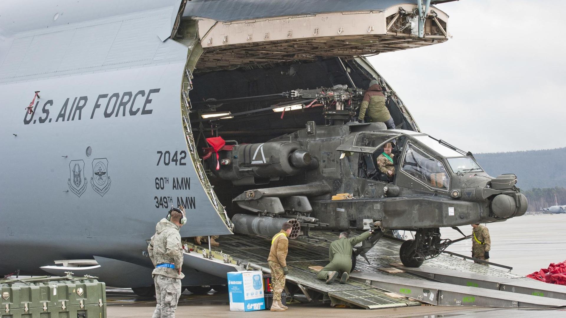 Ein Apache Kampfhubschrauber wird am 22.02.2017 auf der Ramstein Air Base in Ramstein-Miesenbach (Rheinland-Pfalz) von einer Galaxy C-5 Transportmaschine angeliefert.