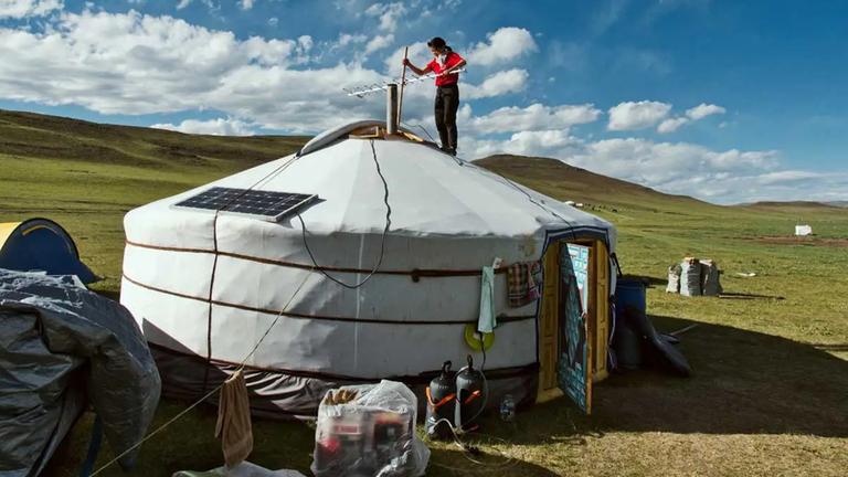 Installation einer Antenne auf einer Jurte für die Kommunikation mit den Feldteams in der Mongolei