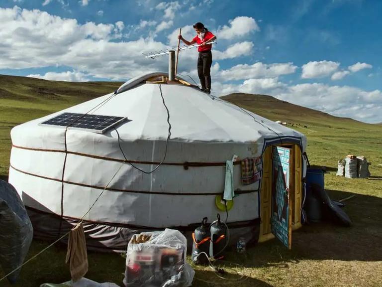 Installation einer Antenne auf einer Jurte für die Kommunikation mit den Feldteams in der Mongolei