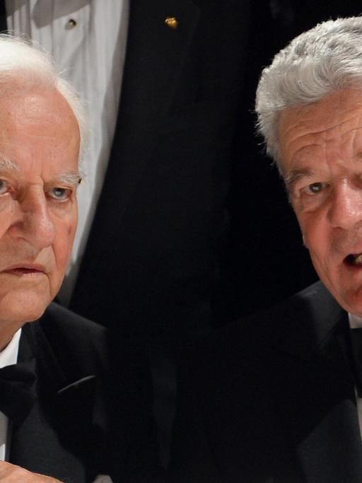Der verstorbene Altbundespräsident Richard von Weizsäcker und Bundespräsident Joachim Gauck in Berlin.