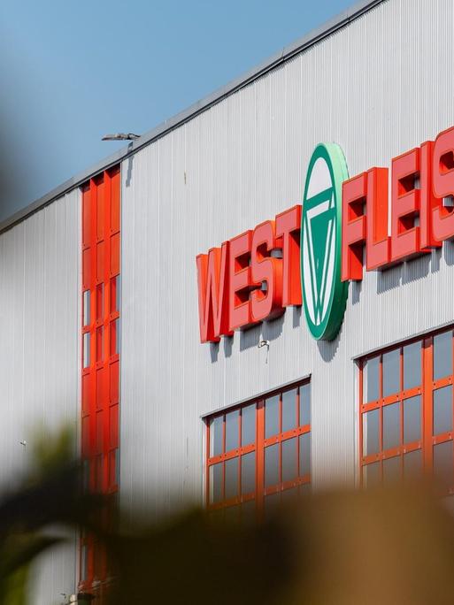 Das Firmenlogo von Westfleisch hängt an der Fassade des Fleischverarbeiteten Betriebes in Coesfeld.