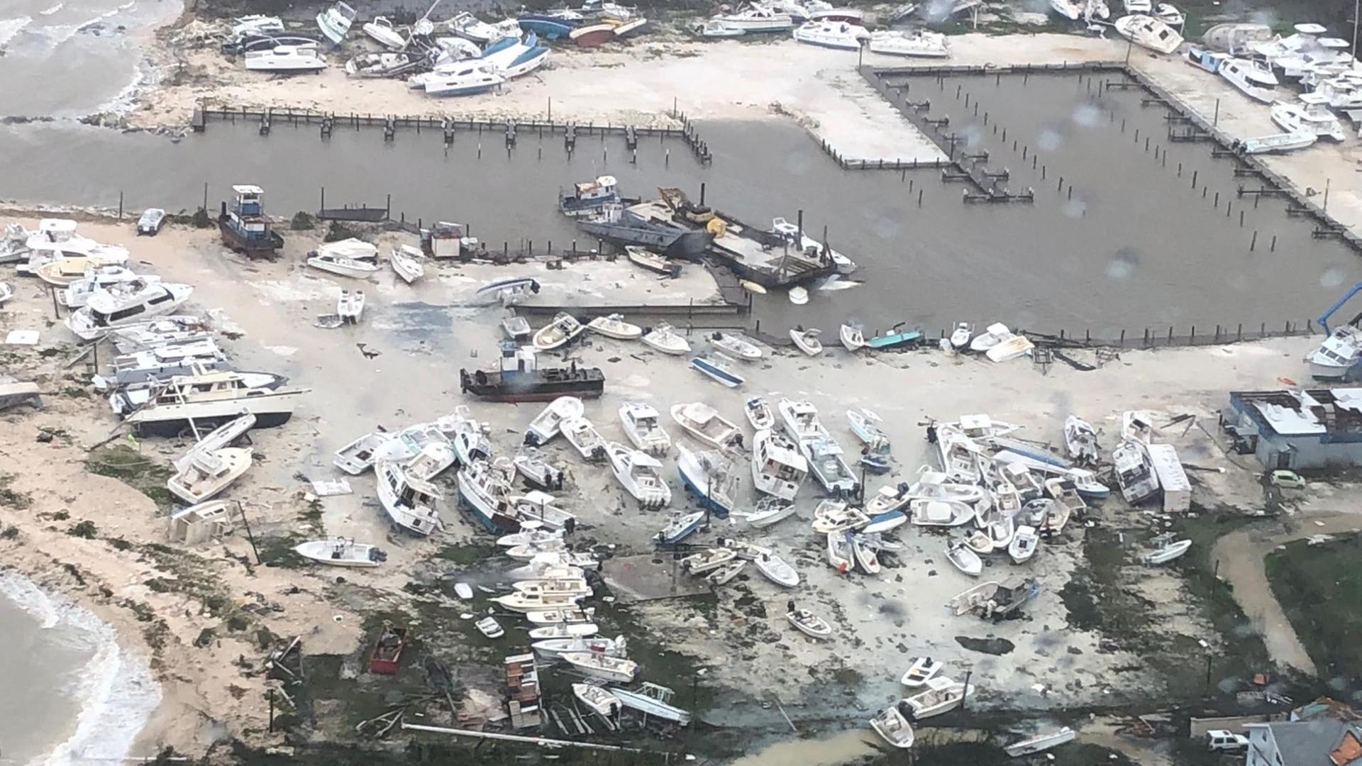 Ein vom Hurrikan "Dorian" zerstörter Yachthafen. Boote liegen kreuz und quer.