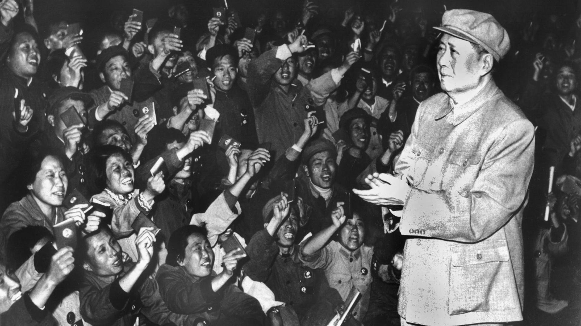 Mit der "Mao Bibel", dem roten Büchlein mit Schriften des chinesischen Führers Mao Zedong, winkt die Masse während der Kulturrevolution am 7.10.1968, dem Nationalfeiertag, ihrem Führer Mao Zedong (r) zu.