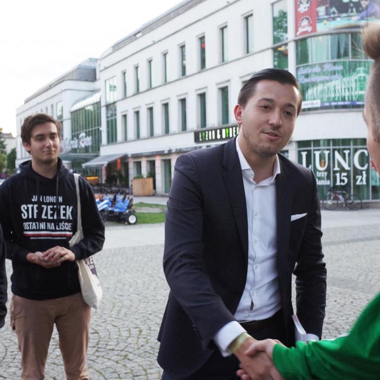 Jungpolitiker Jan Strzezek beim Wahlkampf in der Fußgängerzone von Radom